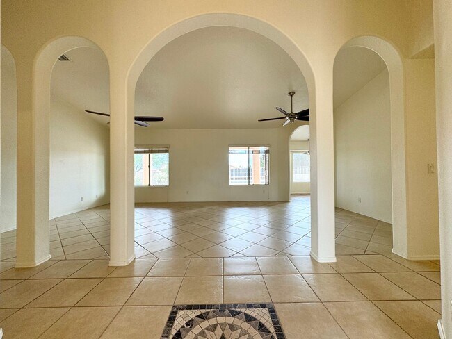 Foto del edificio - 4BR/2BA/3CG, 2186 sq.ft. rental in Sierra ...