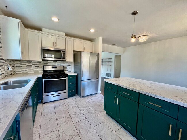 Building Photo - Beautiful 3B 2BA Home in Paradise Hills