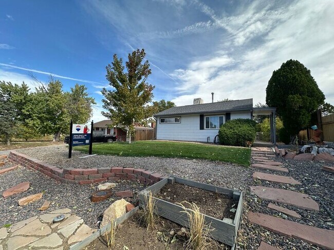 Building Photo - 1570 S Shoshone St