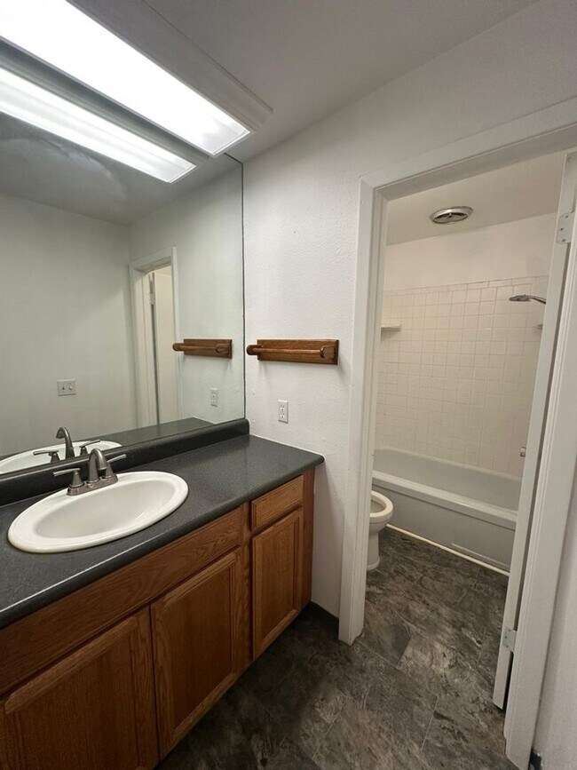 Foto del edificio - Spacious, Light-Filled 2-Bedroom Apartment...