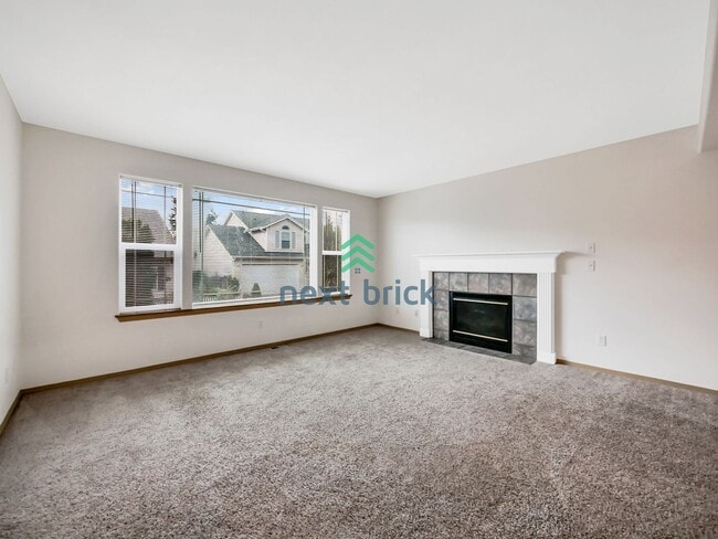 Building Photo - 4 Bed and 2.5 Bath Single-family Home Avai...