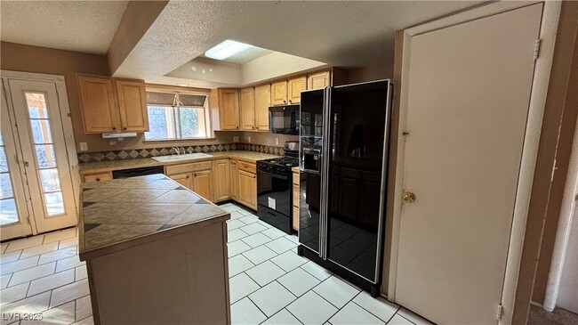 Building Photo - 5471 S Sandhill Rd