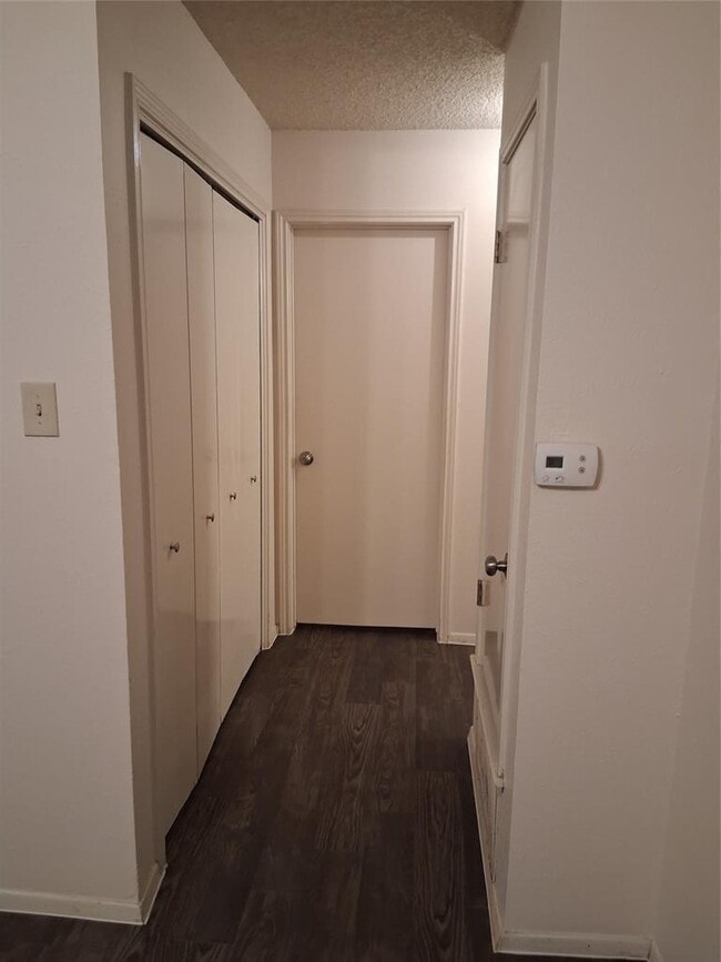 Foto del edificio - 703 Rollingway Dr