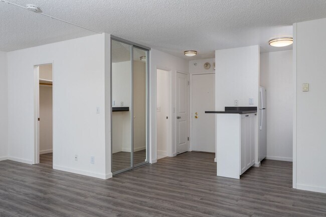 Foto del edificio - REMODELED TOP FLOOR, WATER VIEW STUDIO