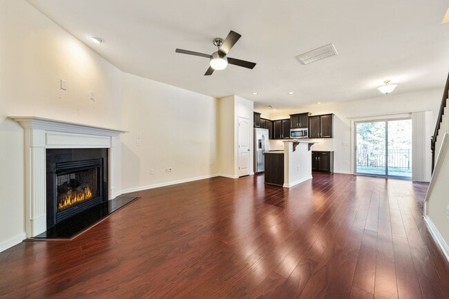 Building Photo - Lovely 3-bedroom End-Unit Townhome in Durham!