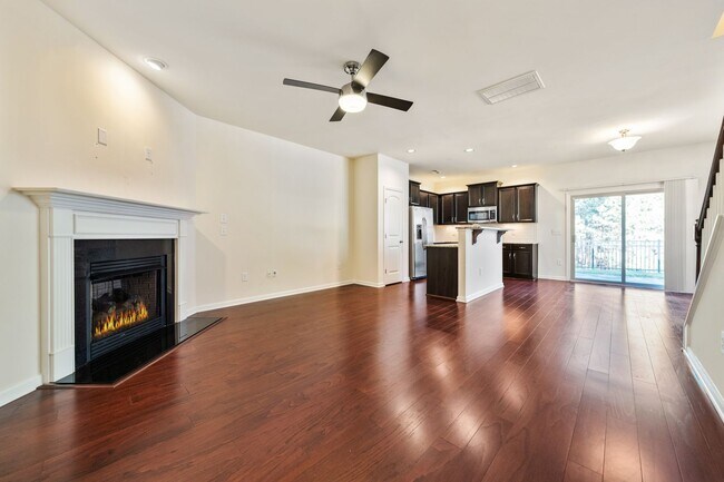 Foto del edificio - Lovely 3-bedroom End-Unit Townhome in Durham!