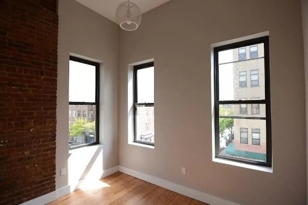 Primary Photo - 719 Seneca Ave