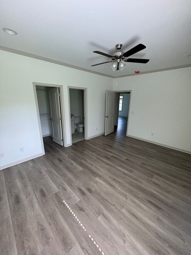 Foto del edificio - Great home available in July!!