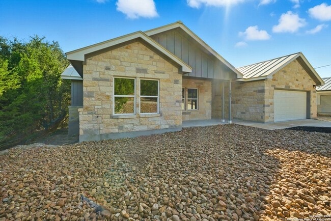 Building Photo - 207 Deer Oaks Dr