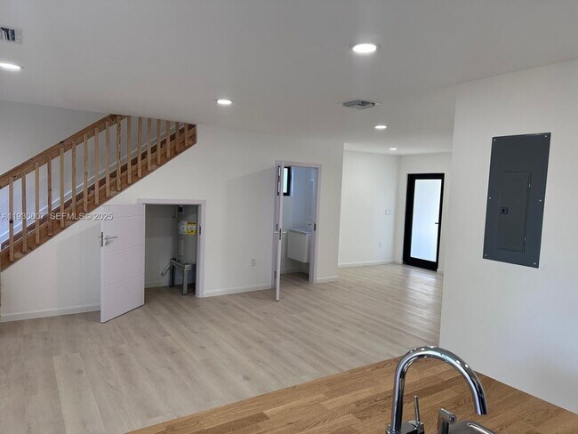 Foto del edificio - 574 NW 7th St