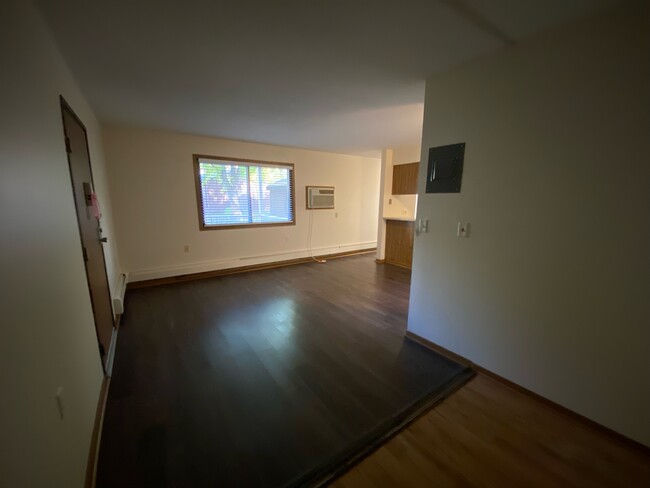 Building Photo - 605 2nd St S