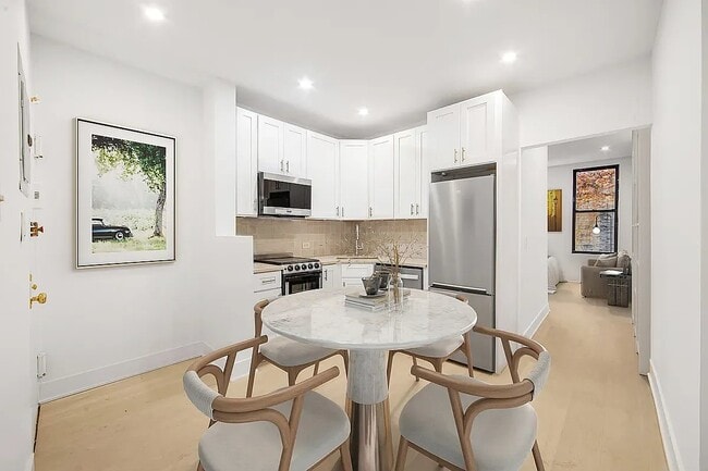 Foto del edificio - 51 W 8th St