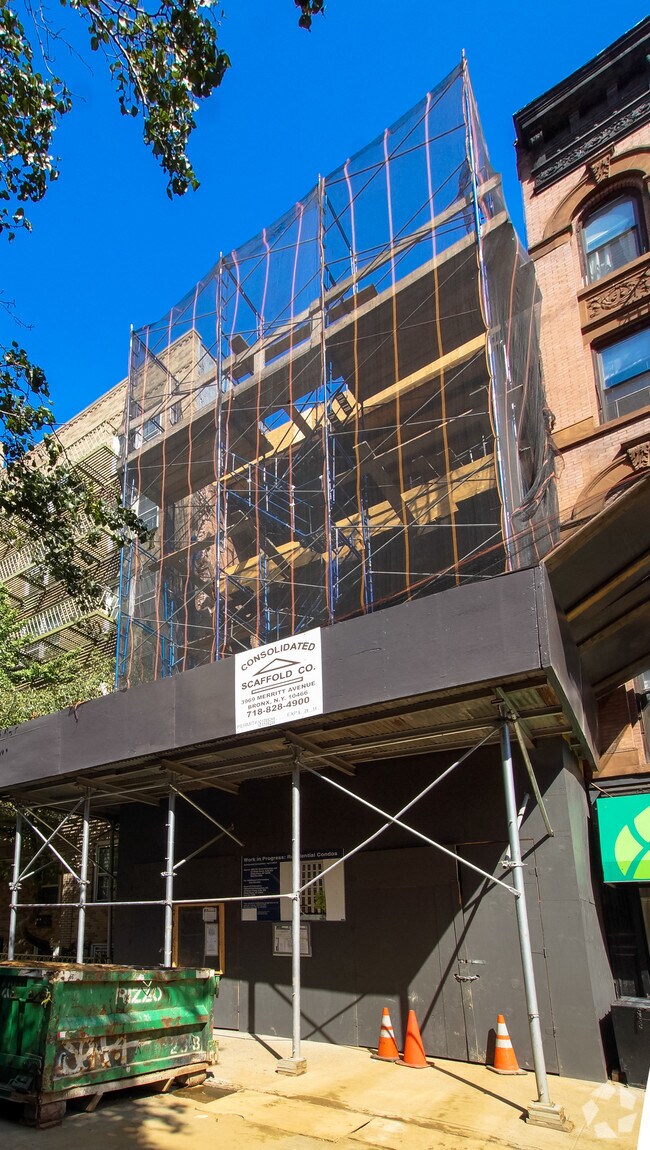 Building Photo - 225 E 81st St