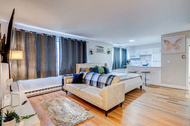 Building Photo - Luxury King Bed - Remodeled Safe Chicago C...