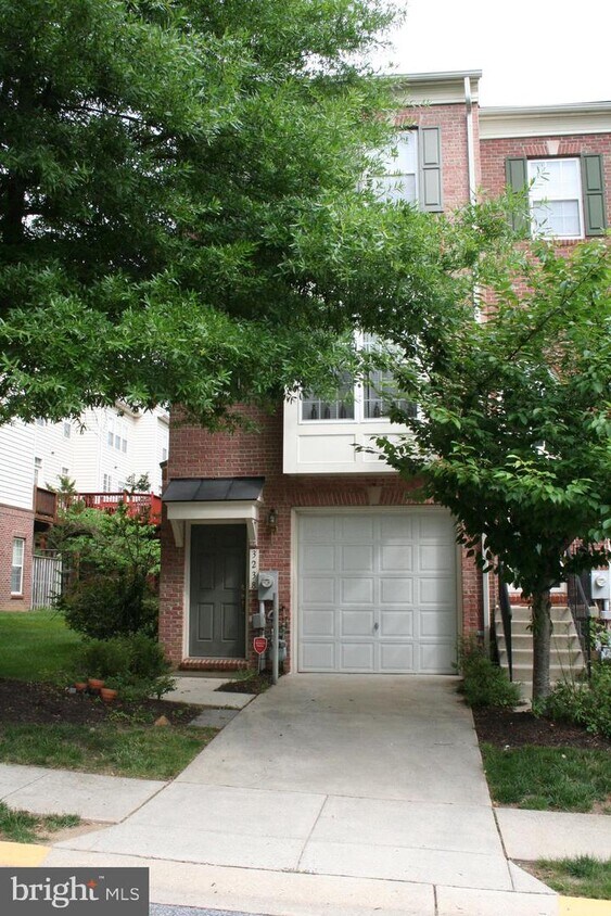 Building Photo - 3238 Thames Ln