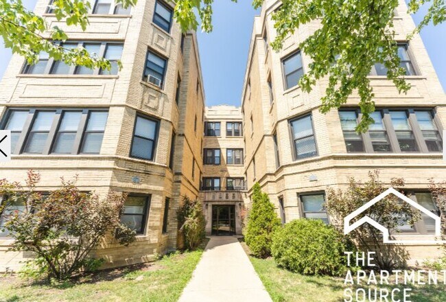 Photo - 2542 W Summerdale Ave Apartment