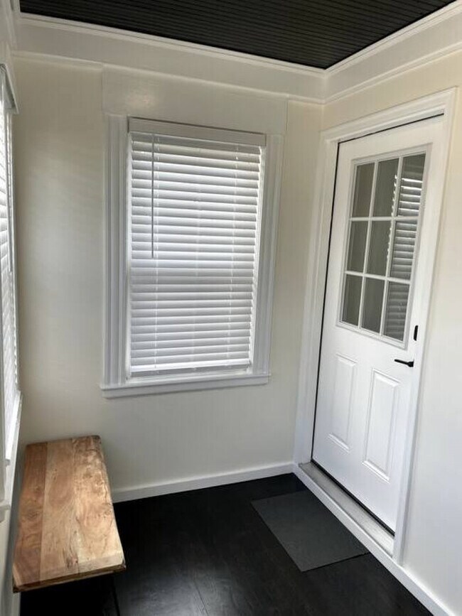 Building Photo - Modern Three Bedroom Condo - Near Boston