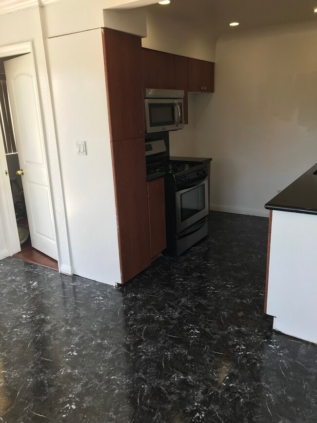 7305 Milwood Ave Unit 3, Canoga Park, CA 91303 Condo for Rent in Canoga Park, CA
