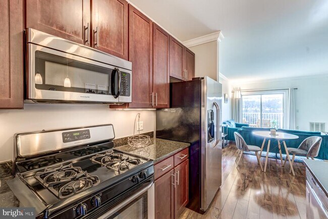Foto del edificio - 6301 Edsall Rd