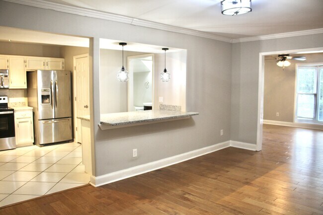 Foto del edificio - 4858 Riverwood Pl