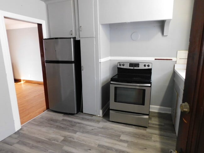 Building Photo - Clean and Tidy Upper Unit of Duplex
