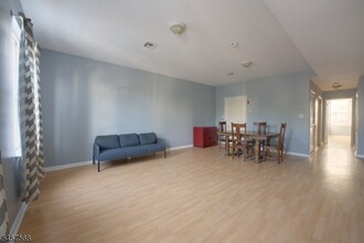 Building Photo - 372 Bramhall Ave