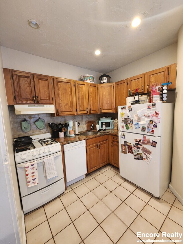 Primary Photo - 245 Kelton St