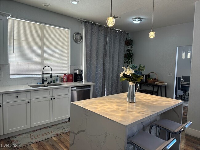Foto del edificio - 8901 Kingswood Dr