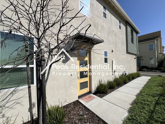 Building Photo - Wonderful 3bd/2.5ba North Natomas Townhouse
