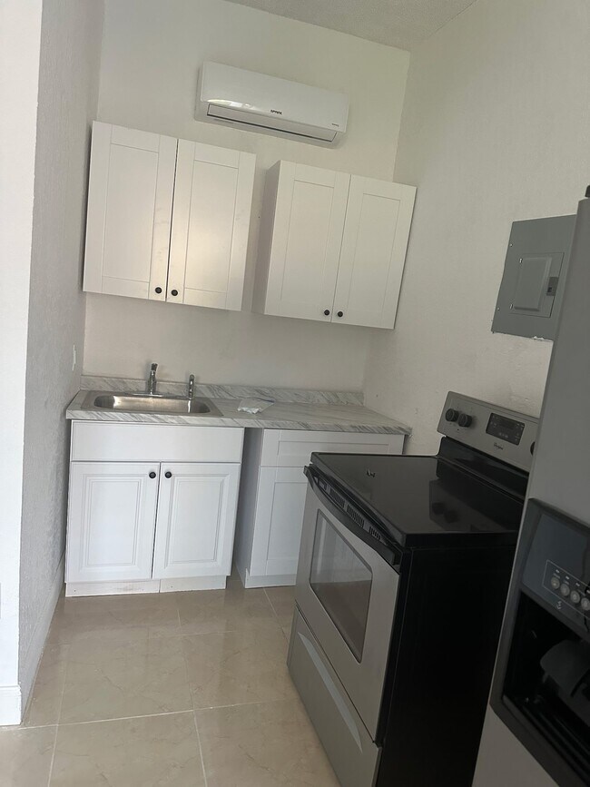 Foto del edificio - 8056 Buttonwood Cir