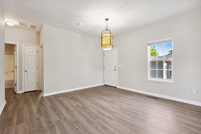 Building Photo - Close to downtown 3 bed/2 bath with fantas...