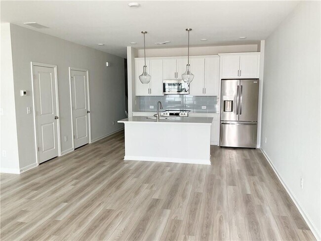 Building Photo - 483 Crown Dr