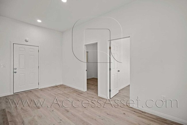 Building Photo - Cozy 2 Bed/1 Bath Unit In Peaceful Homeland Neighborhood!