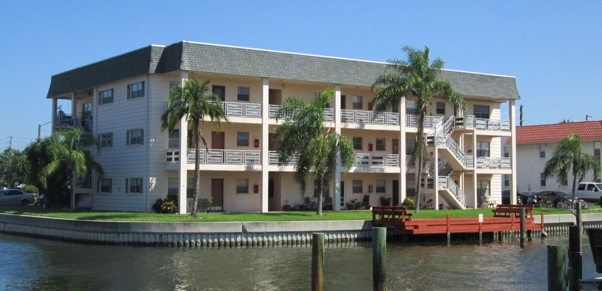 Building Photo - Aqua Vista