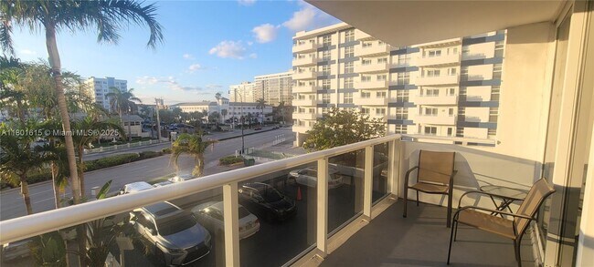 Foto del edificio - 3140 S Ocean Dr