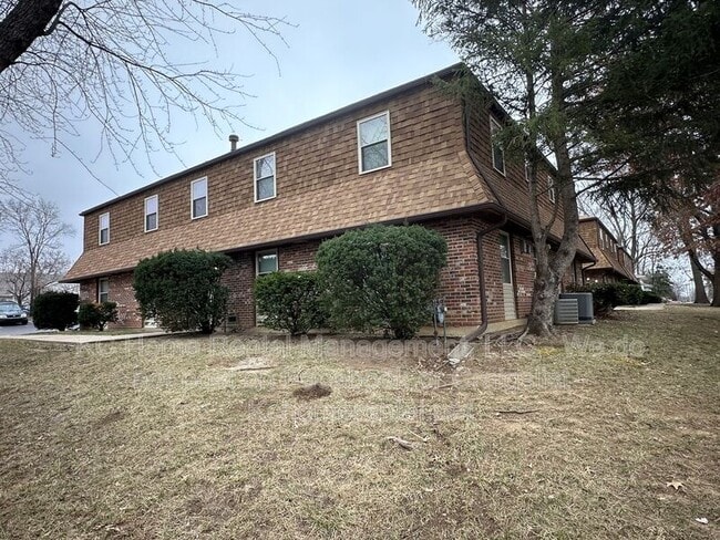 Building Photo - 812 E Walnut St