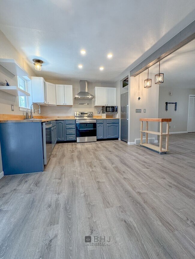 Foto del edificio - NEWLY UPDATED 2 BED/ 1 BATH SINGLE FAMILY ...