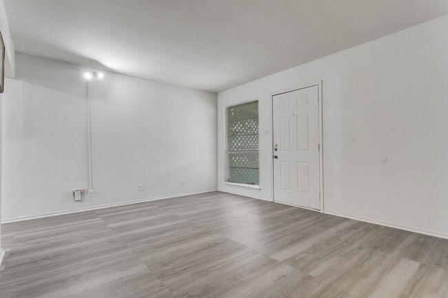 Building Photo - 528 Southtrail Dr