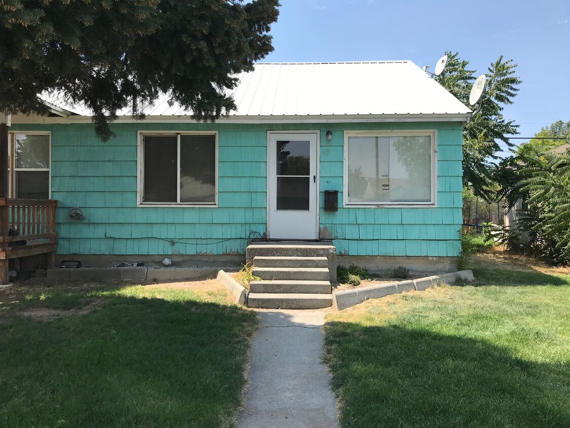 Primary Photo - Duplex for Rent With Huge Attached Shop!! ...