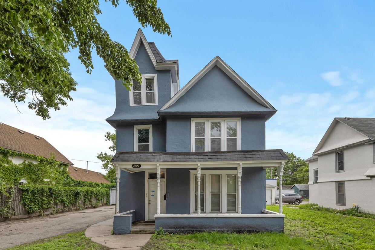 Primary Photo - Bruhnding Properties 922 18 1/2 Ave NE