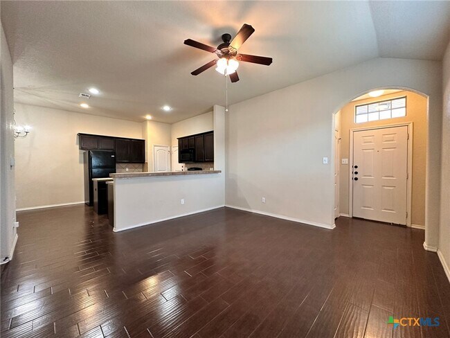 Foto del edificio - 502 Creekside Cir