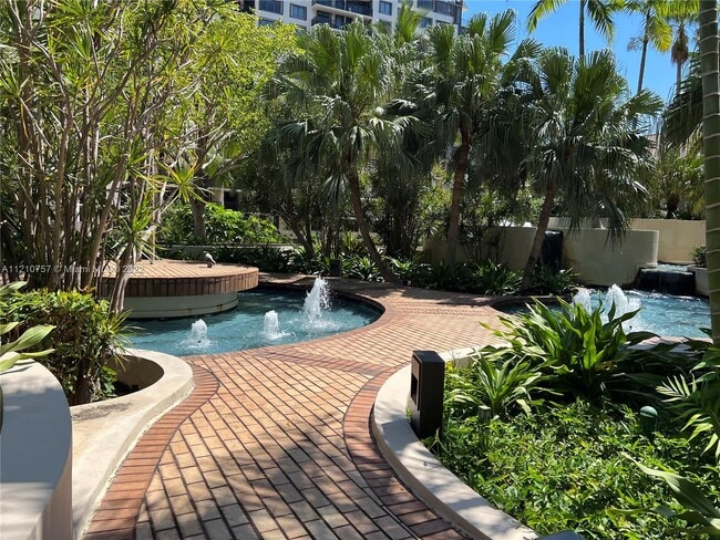 Building Photo - 520 Brickell Key Dr