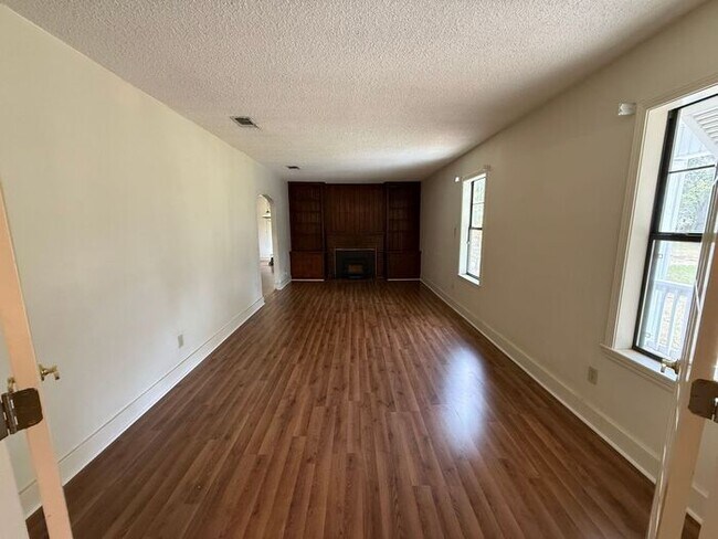 Foto del edificio - Pensacola - East Hill - 4 bedrooms, 3 bathroom - Mother in Law suite