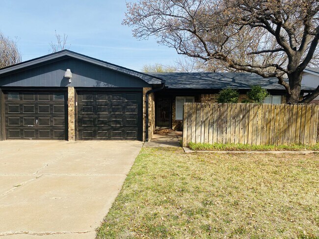 Building Photo - Pre leasing- 4 Bed 2 Bath with Sunroom and...