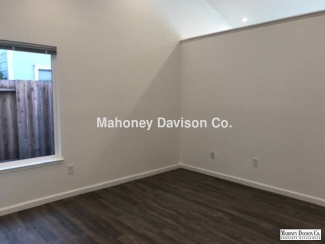 Building Photo - 613 Maria Dr