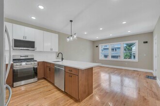 Building Photo - 275 Pearsall Ave