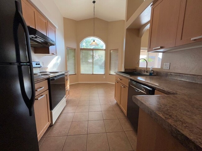 Foto del edificio - 2 BEDROOM PLUS DEN NEAR ARROWHEAD SHOPS