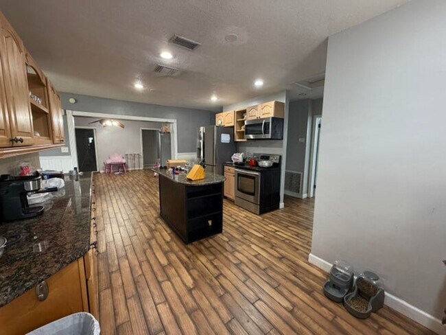 Building Photo - 309 Henthorne Dr