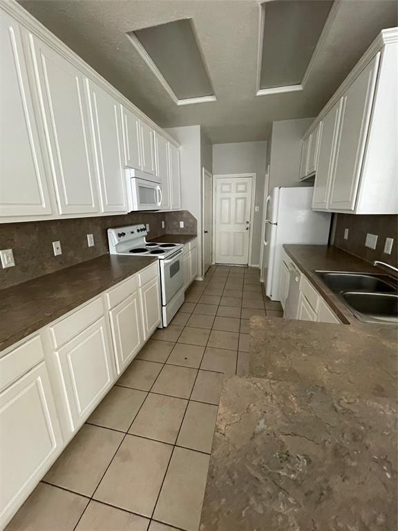 Building Photo - 17135 Oakwood Chase Dr
