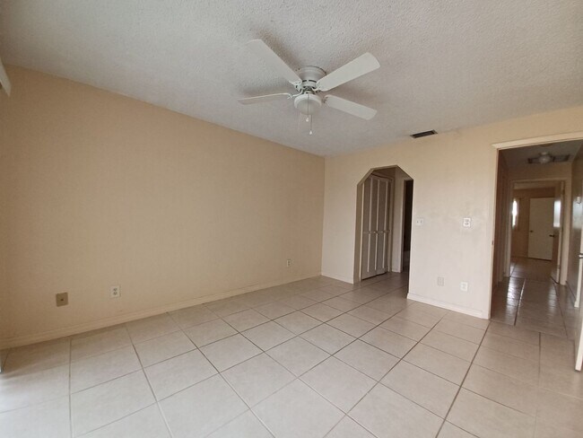 Building Photo - SW area Apartment on a fresh a water canal